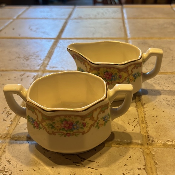 Vintage Sugar & Creamer, USA Pottery, White Floral w/Gold Trim. - Picture 2 of 4